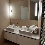Luxurious 3 Bed, 3 Bath Apmt W Pool *