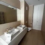 Luxurious 3 Bed, 3 Bath Apmt W Pool Appartement