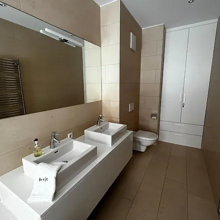 Luxurious 3 Bed, 3 Bath Apmt W Pool Lägenhet