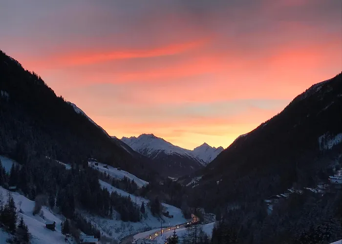 Luxurious 3 Bed, 3 Bath Apmt W Pool *