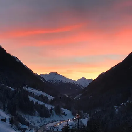 Luxurious 3 Bed, 3 Bath Apmt W Pool *