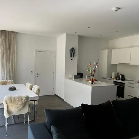 Luxurious 3 Bed, 3 Bath Apmt W Pool 卡普尔
