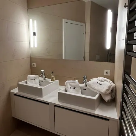 Luxurious 3 Bed, 3 Bath Apmt W Pool *
