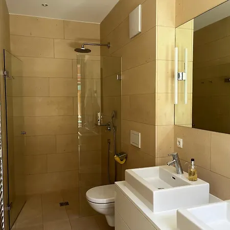 Luxurious 3 Bed, 3 Bath Apmt W Pool Appartamento *